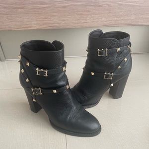 Valentino Garavani black leather ankle boots  size 40 European